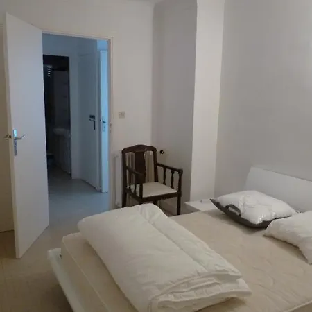 Sleeps 6 Air Con Wifi Apartment