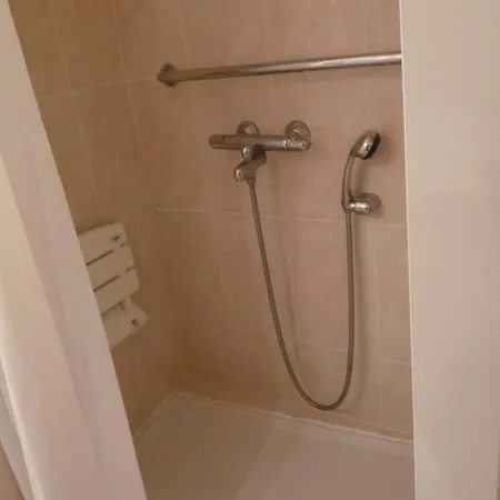 Sleeps 6 Air Con Wifi Apartment *